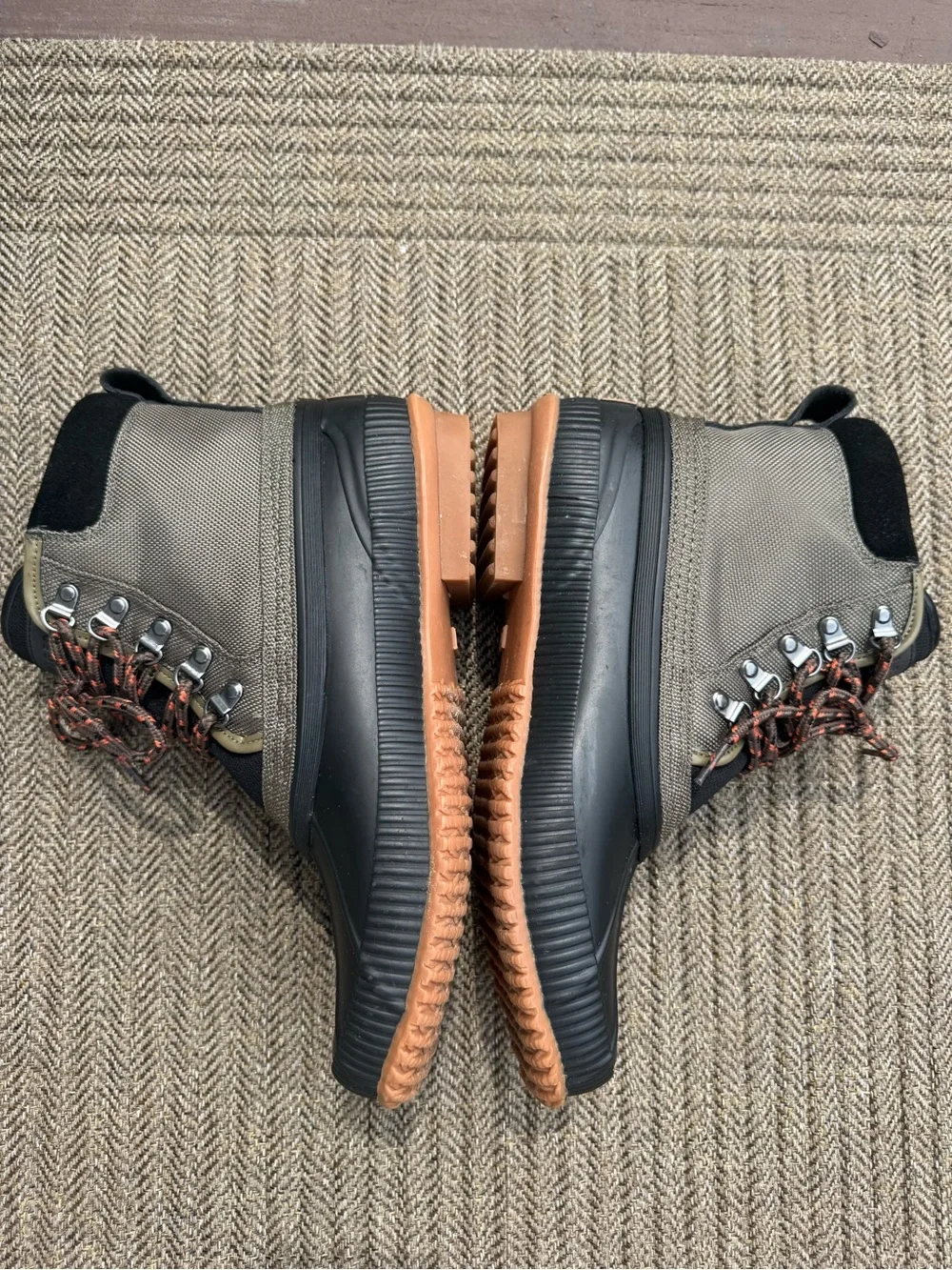 Tommy Hilfiger Men’s size 10 Black & Army Green Lace-Up Duck Boots
